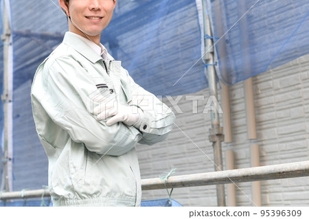 在建築工地工作的年輕男工 在建築工地工作的年輕男工 95396309