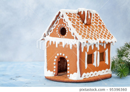 Christmas greeting card with gingerbread house Christmas greeting card with gingerbread house 95396360