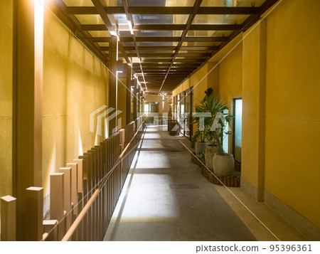 空蕩蕩的走廊，黃色的瓷磚。 95396361