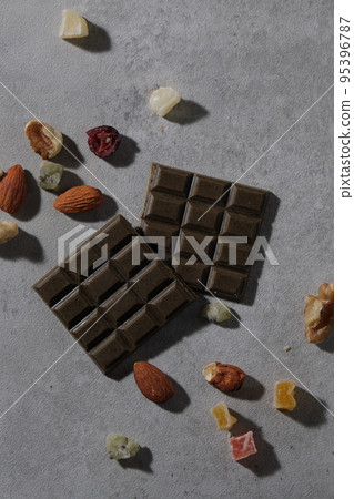 巧克力和混合堅果 巧克力和混合堅果 95396787