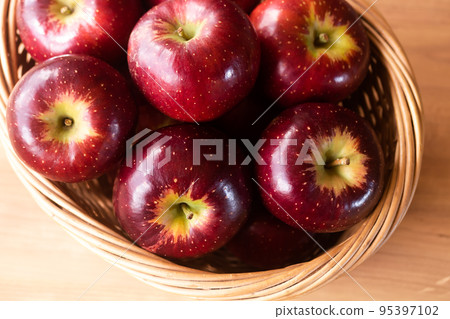 Apple with translation, Akiei 95397102