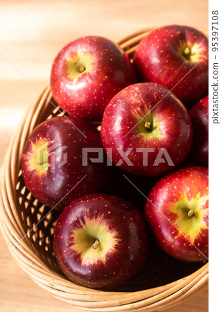 Apple with translation, Akiei 95397108