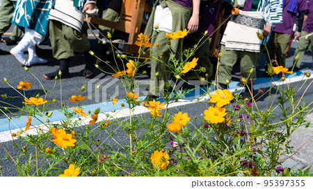 節日期間，宇宙和人們穿著快樂的外套遊行 95397355