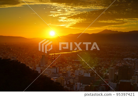 從金華山天文台看到的關原秋日日落 95397421