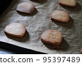 從烤箱中取出的餅乾 95397489
