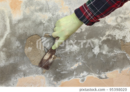 Old damaged mortar scraping, removal 95398020