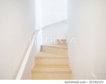 木製建築中的彎曲樓梯 木製建築中的彎曲樓梯 95398324