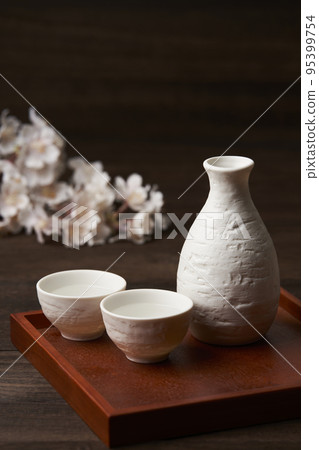 清酒圖像櫻花觀賞清酒杯和清酒瓶 95399754