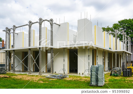 Construction of a new private house according to modern technology using prefabricated panels Construction of a new private house according to modern technology using prefabricated panels 95399892