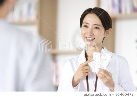 解釋如何吃藥的藥劑師 95400472