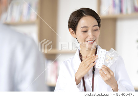 Pharmacist explaining how to take medicine 95400473