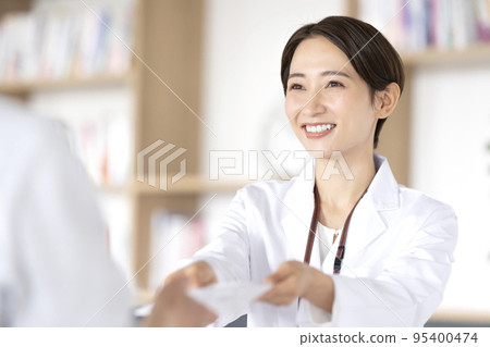 Pharmacist explaining how to take medicine 95400474