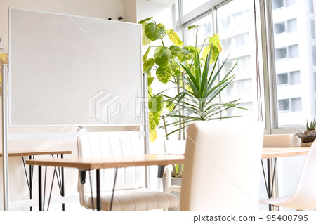 Stylish uninhabited room with natural light 95400795