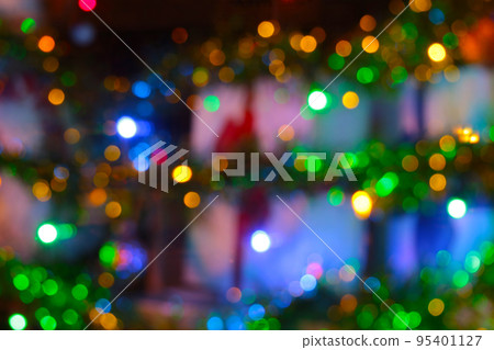 Blurred background, bright lights of the decorated city on the eve of Christmas and New Year. 95401127