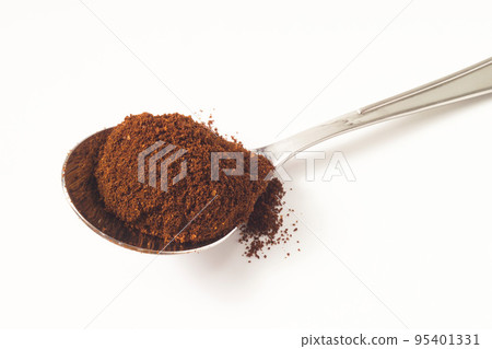 coffee powder on spoon 95401331