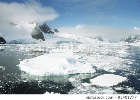 Mountains near paradise harbour 95401777