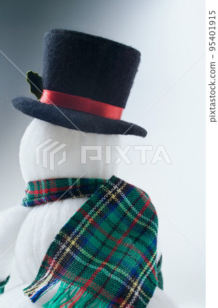 Rear view of a snowman 95401915