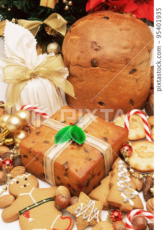 Christmas cakes and biscuits 95401935