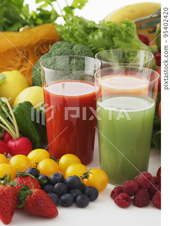 Glasses of fresh juice from different fruit 95402420