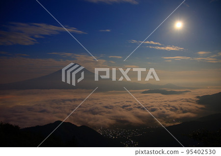 Mount Fuji floating in the sea of clouds seen from the Misaka Mountains 95402530