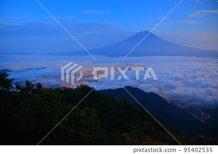 Mount Fuji floating in the sea of clouds seen from the Misaka Mountains 95402535