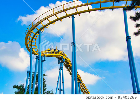 過山車的黃色軌道在藍天中閃耀的風景 95403269