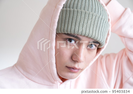 Portrait of a handsome man wearing a knit hat 95403834