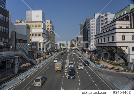 從人行天橋拍攝的國道 9 號線下關站前的照片。 95404468