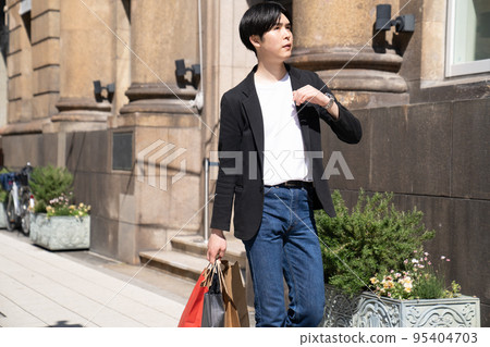 在神戶購物的年輕人 95404703