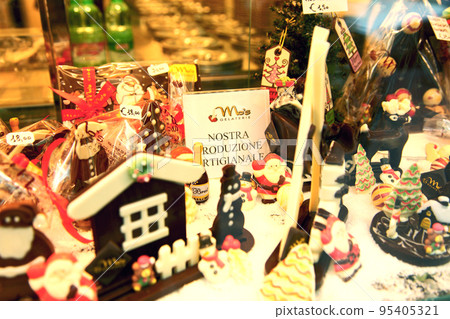 Sweets shop in the city of Rome, Christmas display in the show window Sweets shop in the city of Rome, Christmas display in the show window 95405321