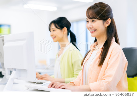 Young woman working in the office 95406037