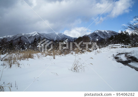 斯諾伊山高原多雪的風景 95406282