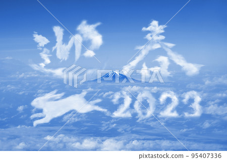 用雲彩和跳躍的“兔子”繪製的“2023”和“歡迎新年”兩個字+富士山的端莊背景。 95407336