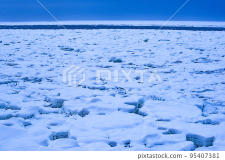 靠近海岸的流冰 靠近海岸的流冰 95407381