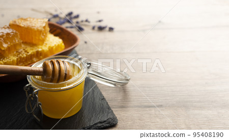 Honey on wooden honey-dipper closeup food background with copy-space 95408190