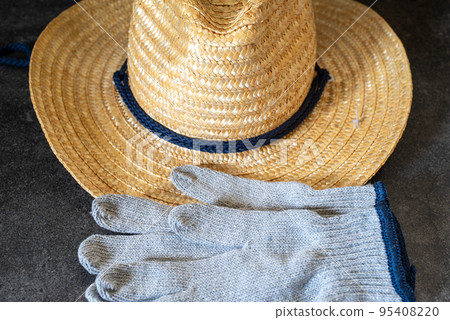 Straw hat and work gloves (agricultural style) 95408220