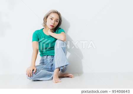 穿綠色 t 恤的女人 95408643