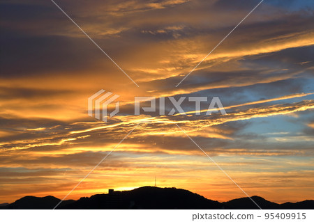 Morning clouds over Mount Godai Autumn (Kochi City, Kochi Prefecture) Morning clouds over Mount Godai Autumn (Kochi City, Kochi Prefecture) 95409915