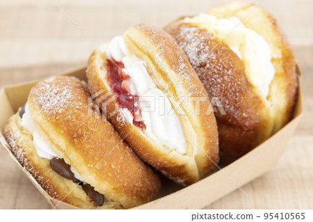 delicious raw donuts 95410565