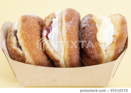 delicious raw donuts 95410570