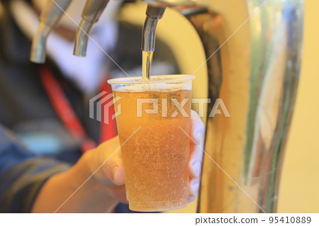 從水龍頭倒的啤酒、精釀啤酒、生啤酒 95410889