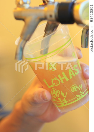 從水龍頭倒的啤酒、精釀啤酒、生啤酒 95410891