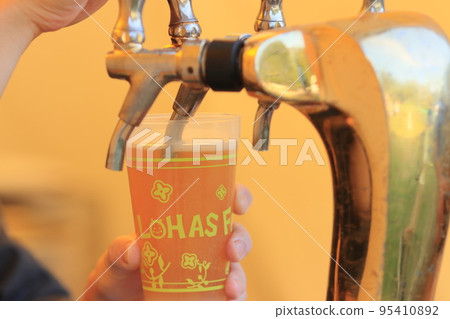從水龍頭倒的啤酒、精釀啤酒、生啤酒 95410892