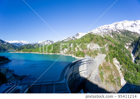 富山縣 5 月的黑部大壩與剩餘的積雪 95411214
