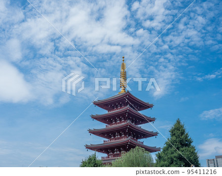 [Asakusa] The five-storied pagoda of Senso-ji Temple 95411216