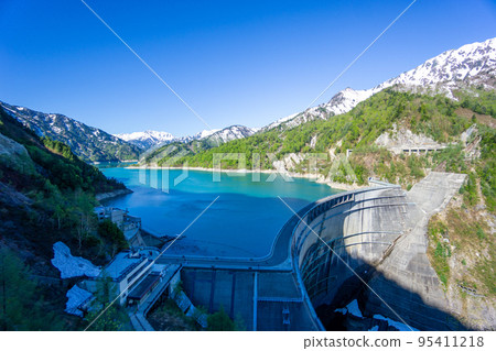 富山縣 5 月的黑部大壩與剩餘的積雪 富山縣 5 月的黑部大壩與剩餘的積雪 95411218