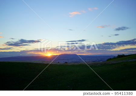 Wakakusa mountain summit sunset view 95411380