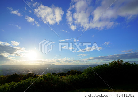 若草山和奈良盆地山頂的日落 95411392