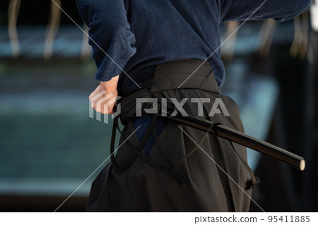 拿著日本刀的人 拿著日本刀的人 95411885