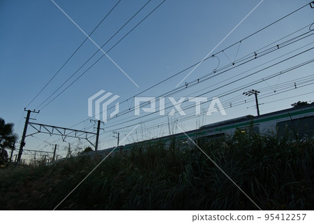 暮色天空和火車 暮色天空和火車 95412257